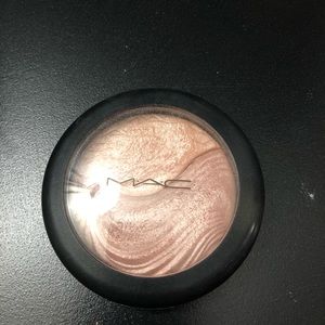 TAKING OFFERS MAC extra dimension highlighter